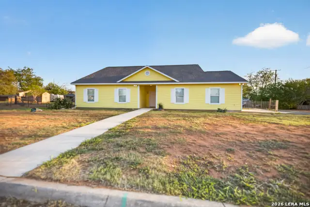 1006 E Taft St, Pearsall, TX 78061 - #1