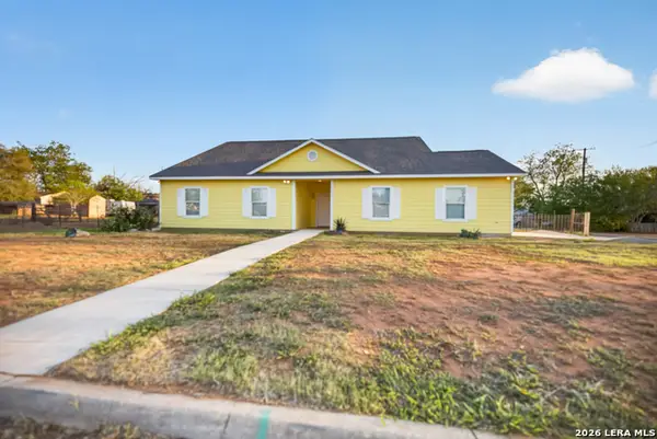1006 E Taft St, Pearsall, TX 78061