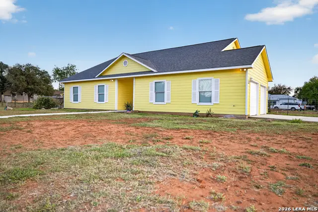 1006 E Taft St, Pearsall, TX 78061 - #2