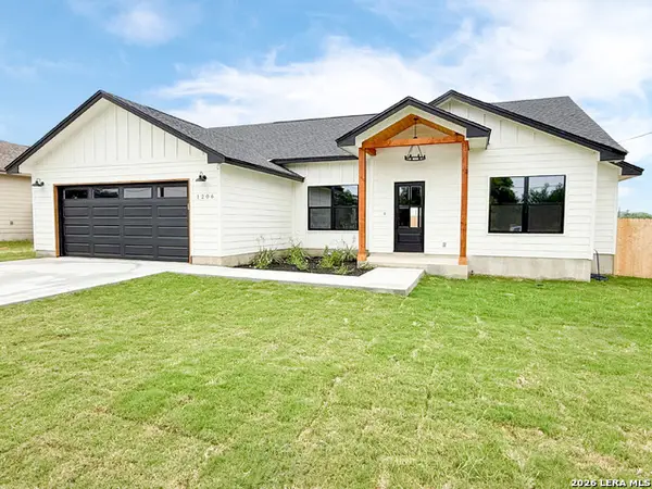 1206 Devine Dr, Devine, TX 78016