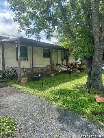 906 El Paso St, Sabinal, TX 78881 - #2