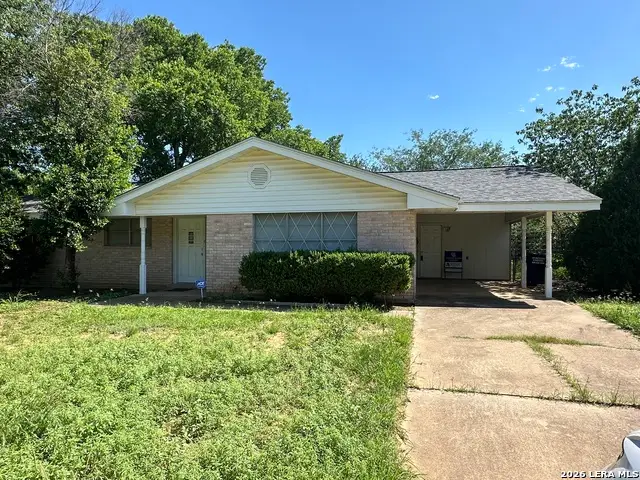 1206 E Comal St, Pearsall, TX 78061 - #1