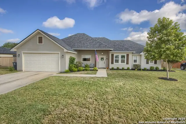 806 34th St, Hondo, TX 78861 - #1