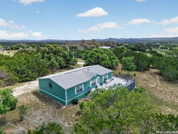 1721 Lakeshore Dr N, Bandera, TX 78003