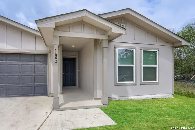 1602 Sunset St, Seguin, TX 78155 - #2
