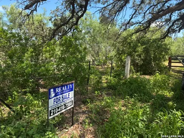 920 County Road 665, Devine, TX 78016