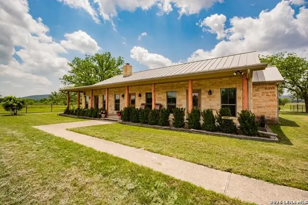 2657 West Sabinal Road, Utopia, TX 78884