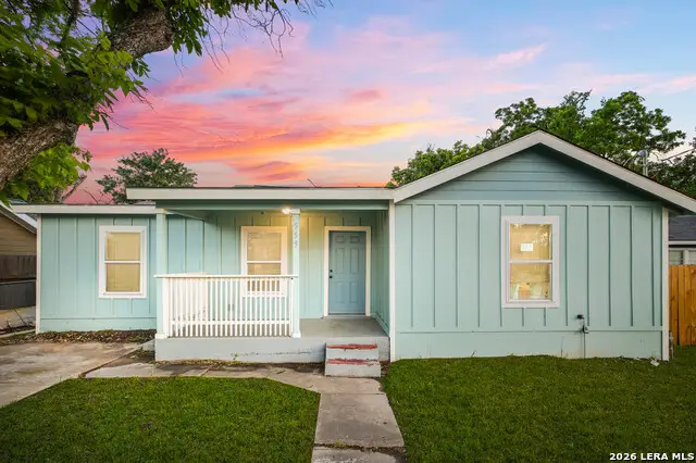 559 W Nacogdoches St, New Braunfels, TX 78130 - #1