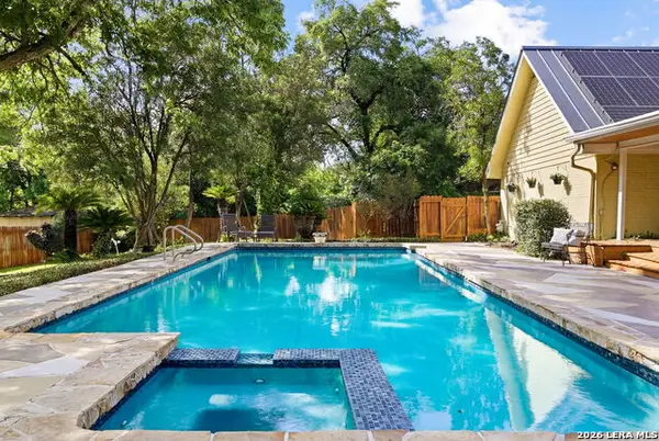 301 Squires Row, Castle Hills, TX 78213