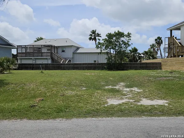 18 Riviera Dr, Rockport, TX 78382