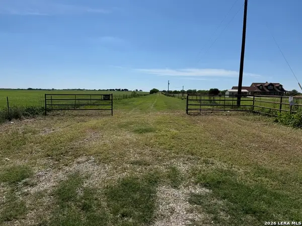 16293 Fm 472, Bigfoot, TX 78016