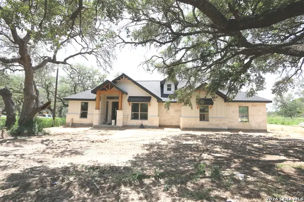 1114 Hummingbird Ln, Adkins, TX 78101