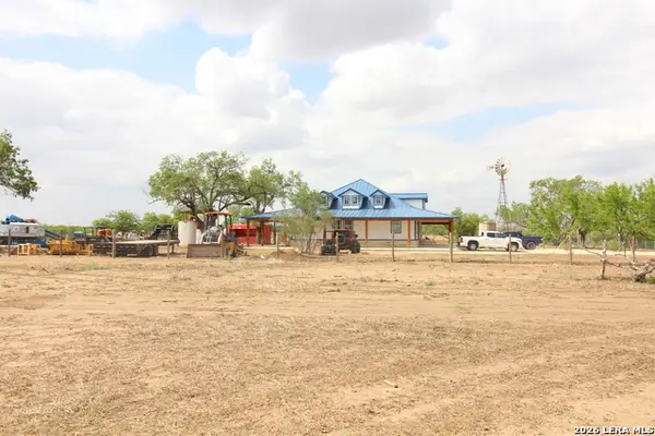 101 County Road 135, Floresville, TX 78114