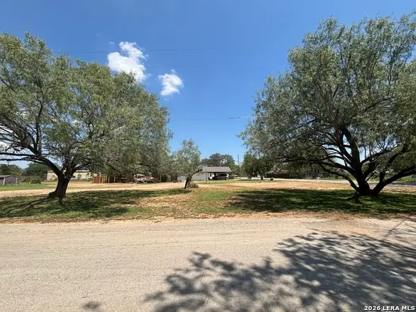 00 Curtis, Devine, TX 78016