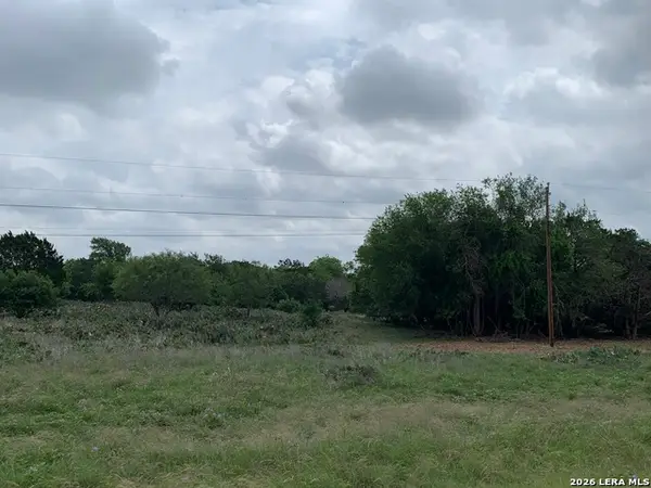 12 Stone Crst, Bandera, TX 78003