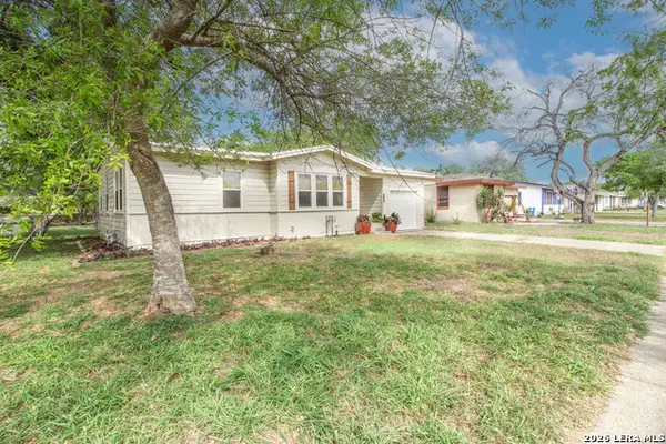 332 S Chiltipin St, Sinton, TX 78387