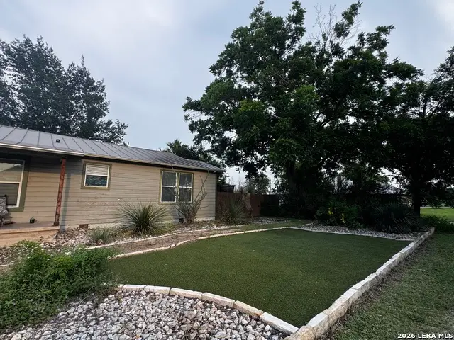 401 S Jamison Dr, Devine, TX 78016 - #2