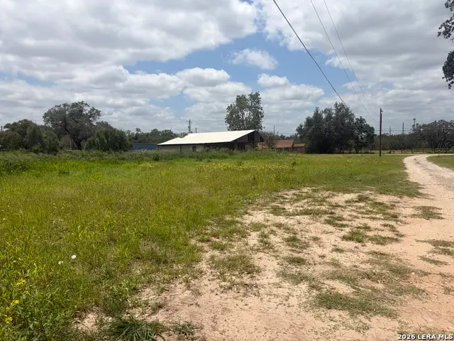 615 Rossville Rd, Devine, TX 78016 - #2