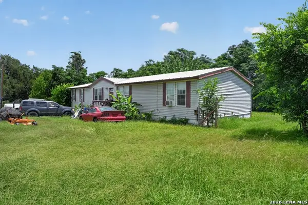 975 County Road 6753, Devine, TX 78016