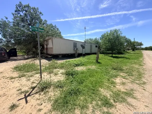 201 E Avenue H, Christine, TX 78012