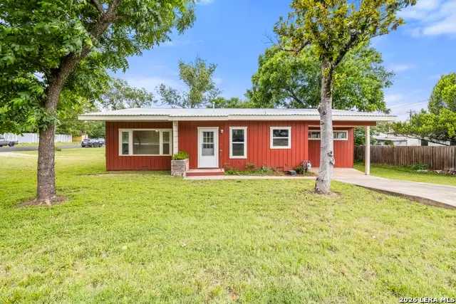 304 W Live Oak St, Fredericksburg, TX 78624 - #1