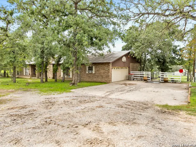 1882 Deer Trl, Floresville, TX 78114 - #3