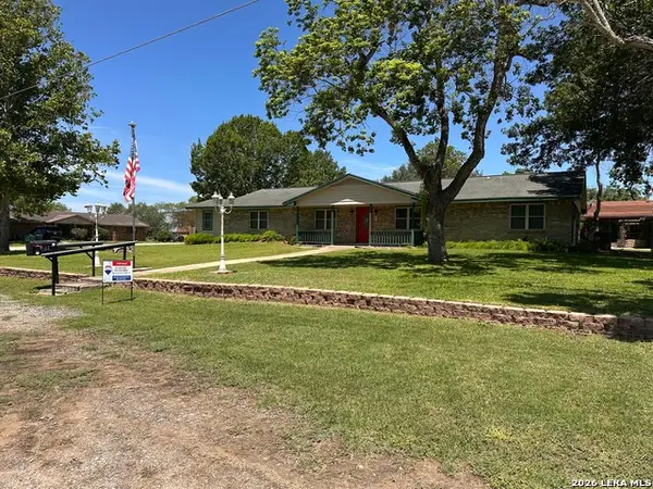 601 Poplar St, Jourdanton, TX 78026