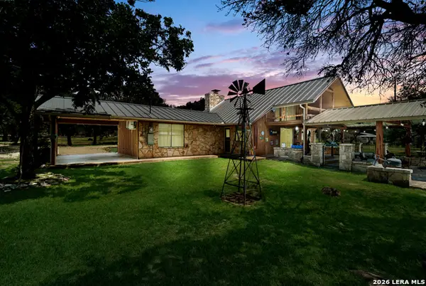 142 Hi Line Dr W, Ingram, TX 78025