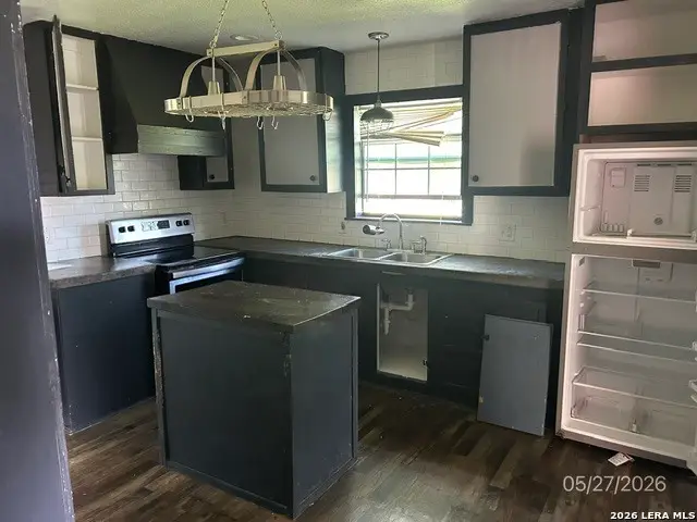 501 E Daniel St, Uvalde, TX 78801 - #2