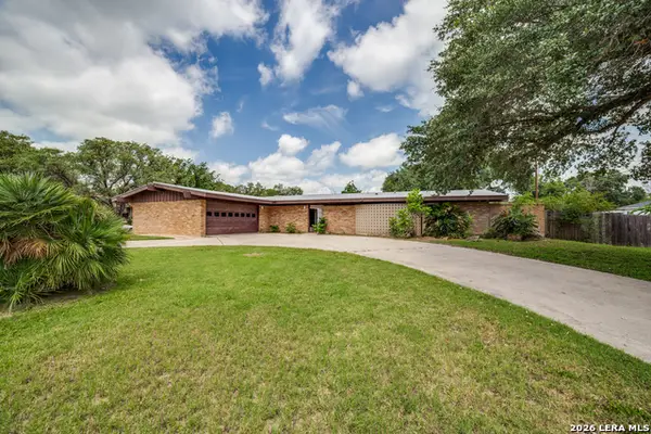 206 Jay Drive, Devine, TX 78016