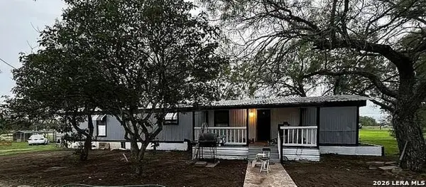 700 Lopez St, George West, TX 78022