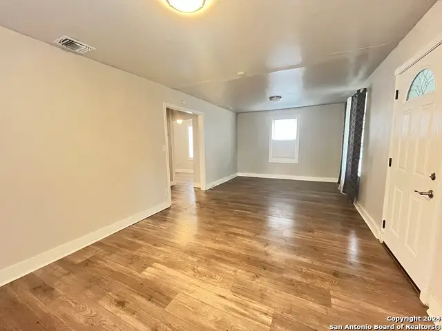 621 S Elmendorf, San Antonio, TX 78207 - #3