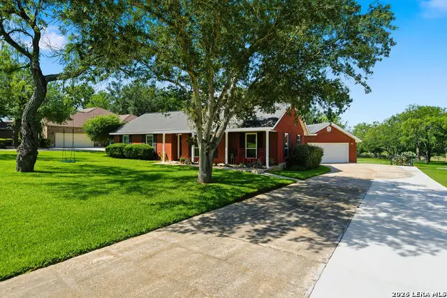 103 Oaklawn, Floresville, TX 78114 - #1