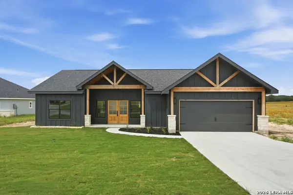 109 Merion Ln, La Vernia, TX 78121