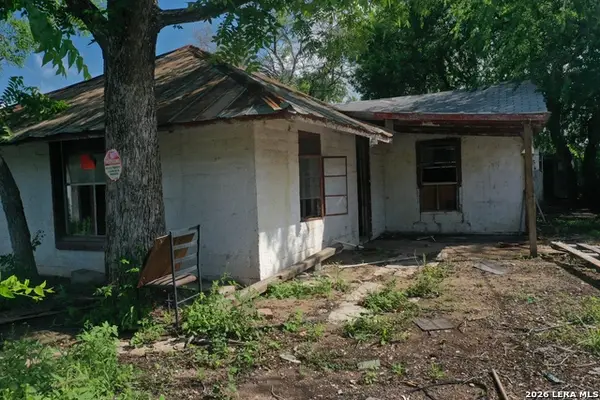 610 W Moore Ave, Devine, TX 78016