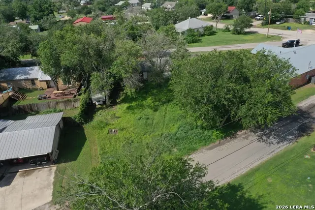 610 W Moore Ave, Devine, TX 78016 - #3