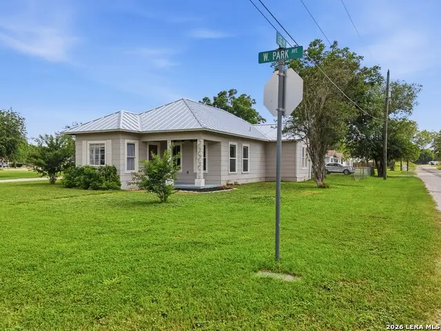 600 W Park, Devine, TX 78016 - #2