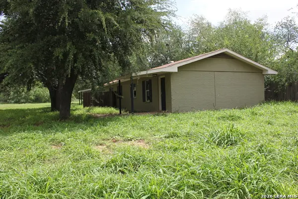 723 W Brazos St, Pearsall, TX 78061