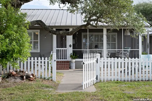 1302 E Cedar St, Rockport, TX 78382