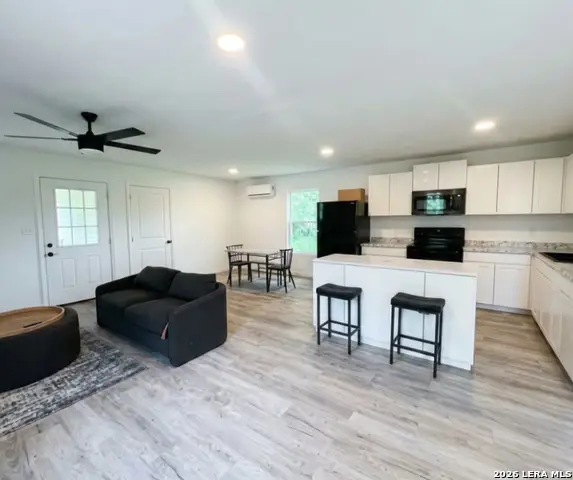 209 N Burke St, Beeville, TX 78102 - #2
