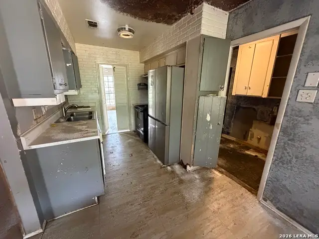 6211 Fir Valley Dr, San Antonio, TX 78242 - #3