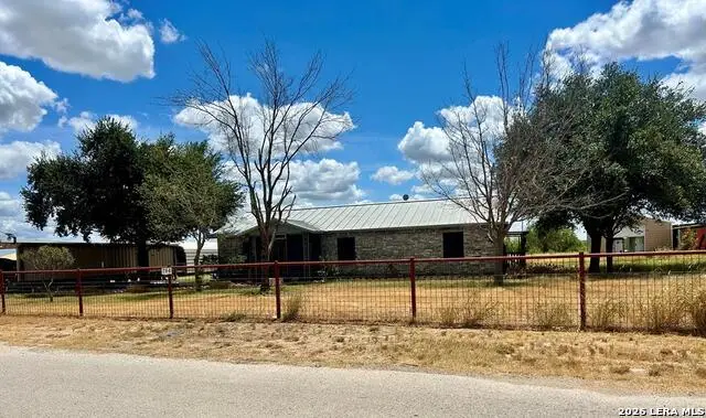 794 Duncan St, Carrizo Springs, TX 78834 - #1
