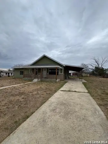 302 S 12th St, Carrizo Springs, TX 78834 - #2