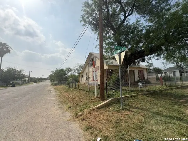 300 N 10th, Carrizo Springs, TX 78834 - #3