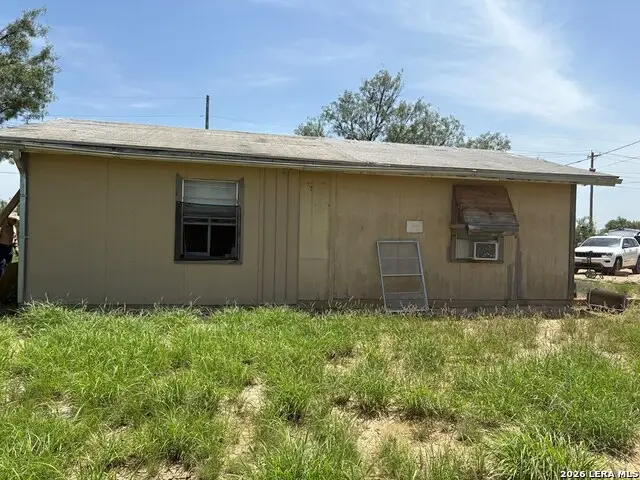 421 Las Tobia Dr, Carrizo Springs, TX 78834 - #2