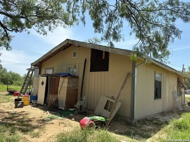 421 Las Tobia Dr, Carrizo Springs, TX 78834 - #3