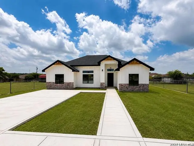 4142 Buck Dr., Eagle Pass, TX 78852 - #3