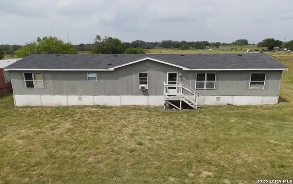 517 Corley Dr, Devine, TX 78016