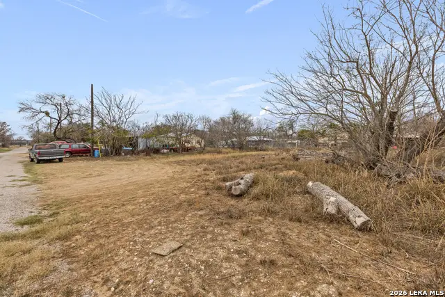 231 E 4th, Elmendorf, TX 78112 - #2