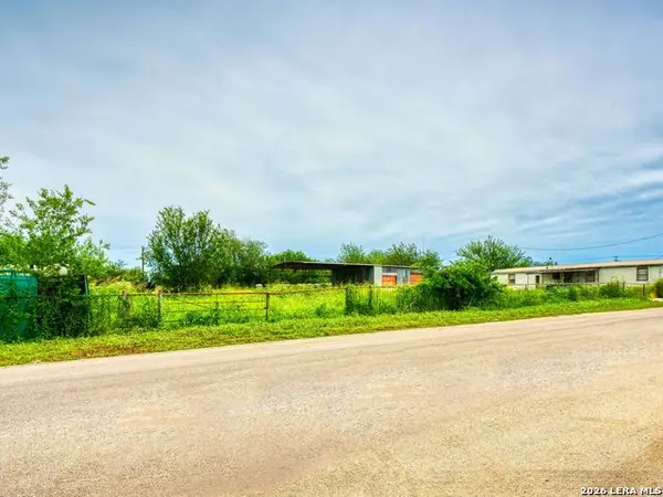 1507 Jourdanton Ave, Jourdanton, TX 78026